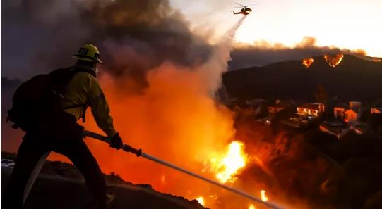 Bomberos del condado de Los Ángeles luchan contra el incendio forestal de Palisades en Pacific Palisades, California, EE.UU. EFE/EPA/Caroline Brehman